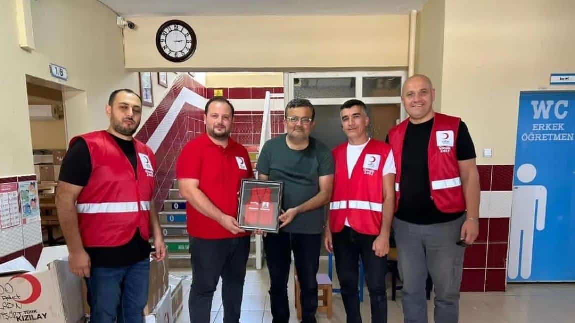 Bursa Osmangazi Kızılay Şubesi Deprem Nedeniyle Okulumuza Kırtasiye Yardımı Yaptı