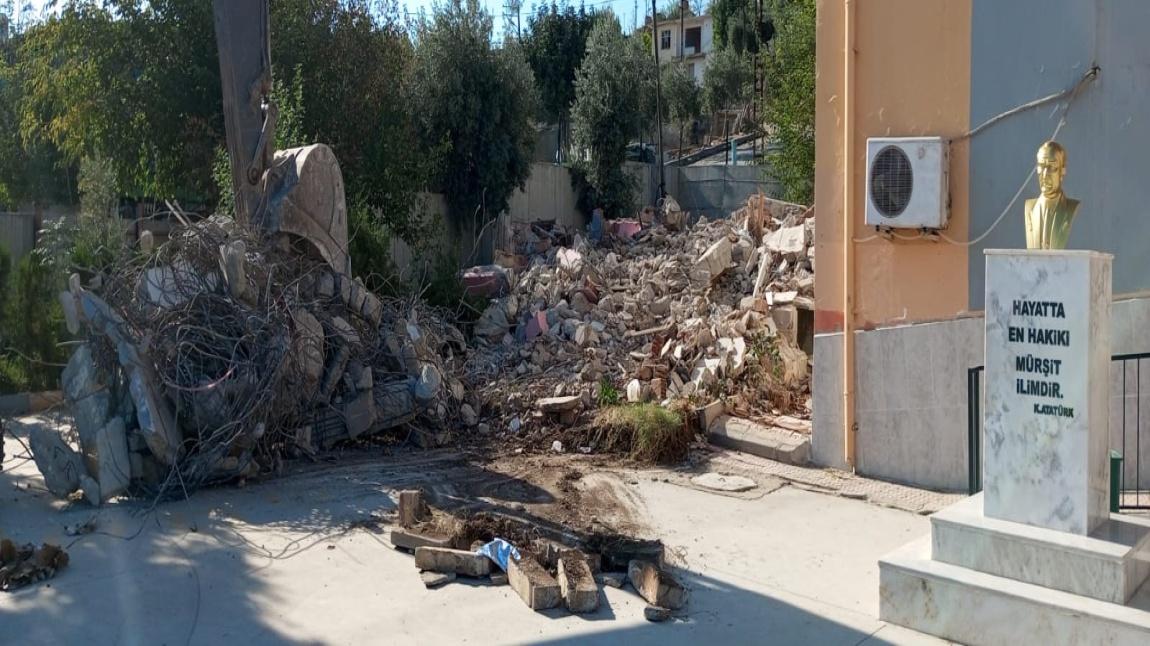 Depremde Ağır Hasar Alan Binanın Yıkımı Tamamlandı